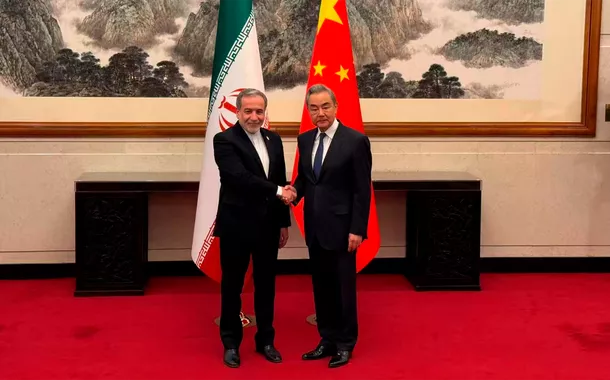 Wang Yi reúne-se com chanceler do Irã em Beijing