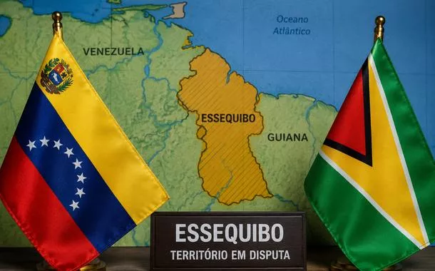 Bandeiras da Venezuela, da Guiana e, ao fundo, o mapa da América do Sul