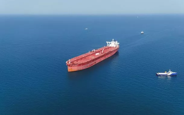 Navio-tanque Agios Fanourios I, com bandeira de Malta, um navio petroleiro que navegou pelo Estreito de Ormuz, chegando às águas territoriais do Iraque ao largo de Basra, Iraque