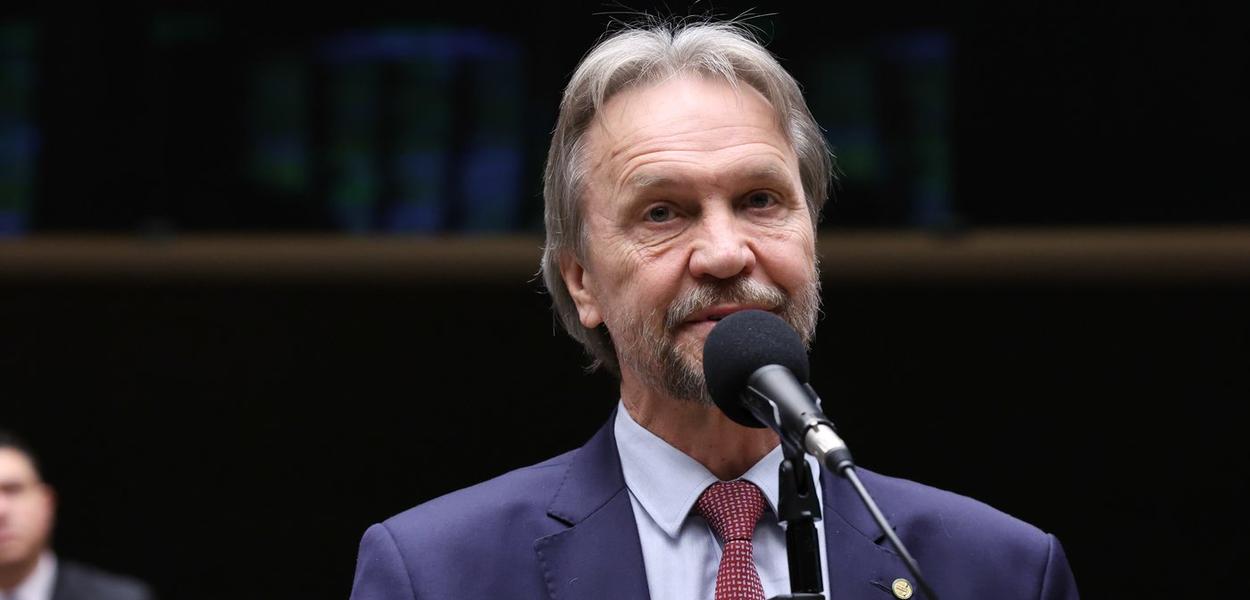 Pedro Uczai demonstra “cronologia inquestionável” e denuncia que a “família Bolsonaro sabota o País”