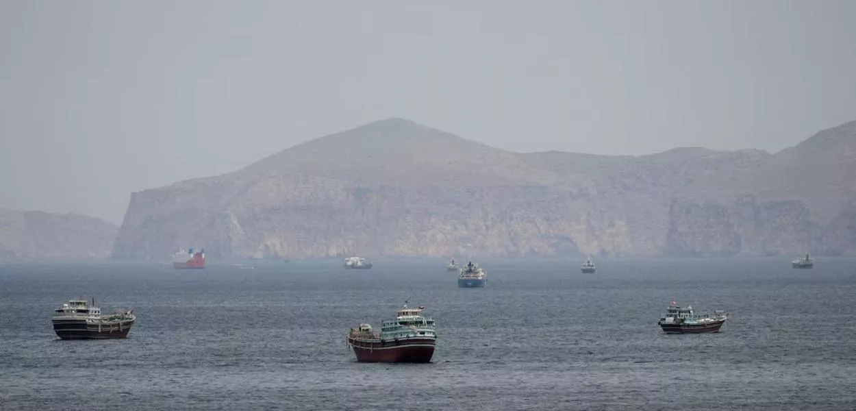 Navios e embarcações no Estreito de Ormuz, em Musandam, Omã, em 22 de abril de 2026