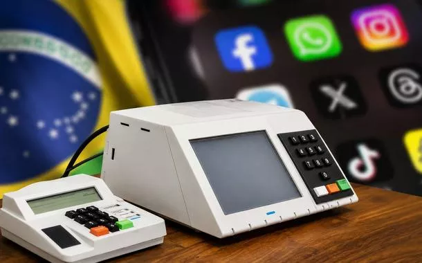 Urna eletrônica e celular com aplicativos que pertencem a Big Techs