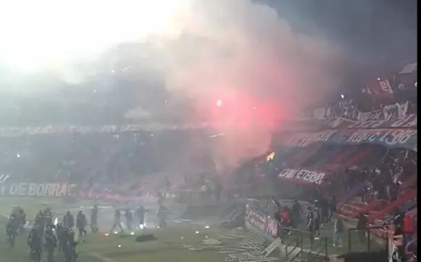 Veículos da Colômbia e da Argentina classificaram o episódio como “caos”, “escândalo” e “grave violência” após os incidentes registrados no Estádio Atanásio Girardot, em Medellín
