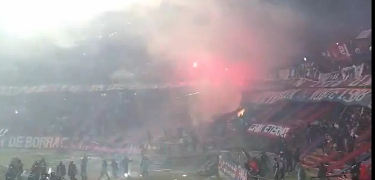 Veículos da Colômbia e da Argentina classificaram o episódio como “caos”, “escândalo” e “grave violência” após os incidentes registrados no Estádio Atanásio Girardot, em Medellín