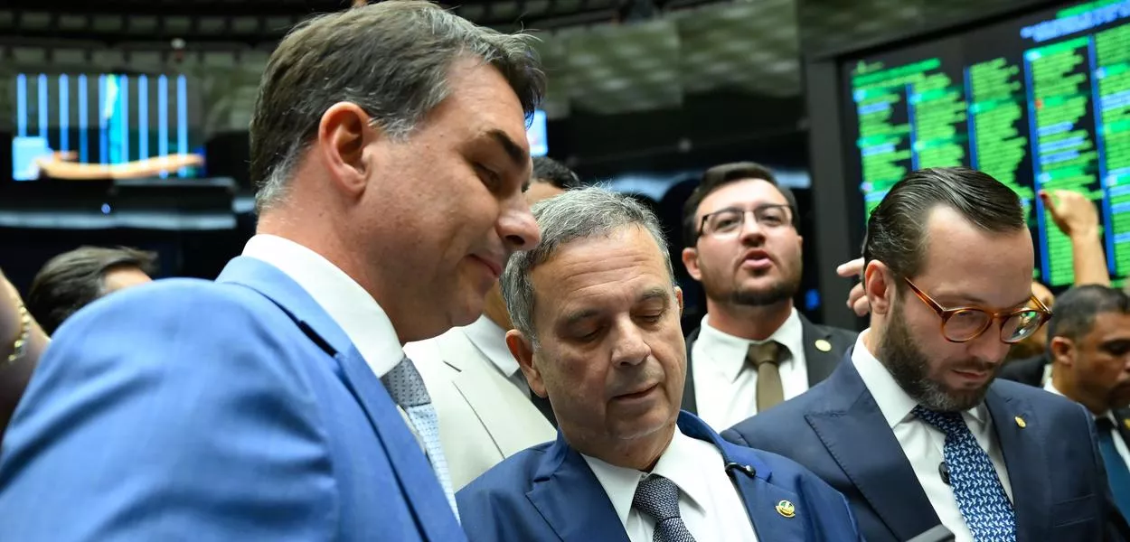 Flávio Bolsonaro (de terno azul)