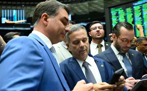 Flávio Bolsonaro (de terno azul)