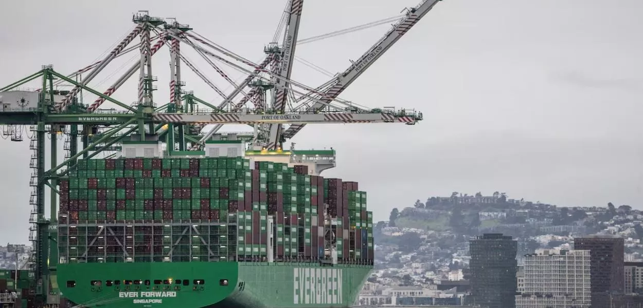 Contêineres de transporte estão empilhados em um navio cargueiro no porto de Oakland, na Califórnia, EUA, em 24 de fevereiro de 2026
