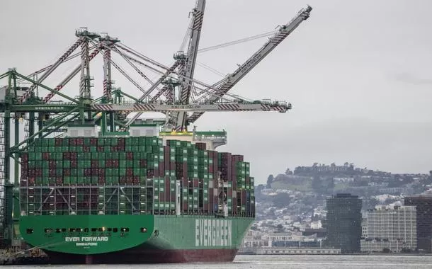Contêineres de transporte estão empilhados em um navio cargueiro no porto de Oakland, na Califórnia, EUA, em 24 de fevereiro de 2026