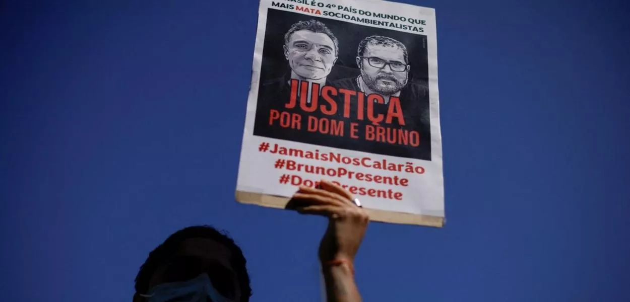 Uma manifestante segura um cartaz durante um protesto, exigindo justiça para o jornalista Dom Phillips e o especialista indígena Bruno Pereira, que foram assassinados na Amazônia