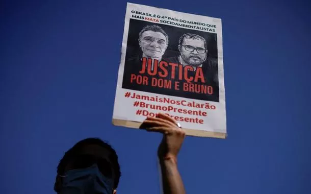 Uma manifestante segura um cartaz durante um protesto, exigindo justiça para o jornalista Dom Phillips e o especialista indígena Bruno Pereira, que foram assassinados na Amazônia