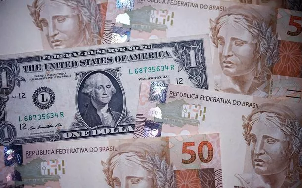Notas de real e de dólar, 18 de dezembro de 2024. REUTERS/Amanda Perobelli