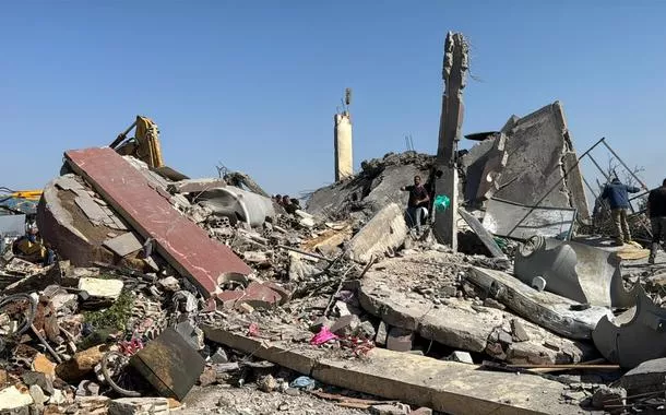 Pessoas inspecionam o local de um ataque israelense em Saksakiyeh, Líbano, 9 de maio de 2026. Foto tirada com telefone celular