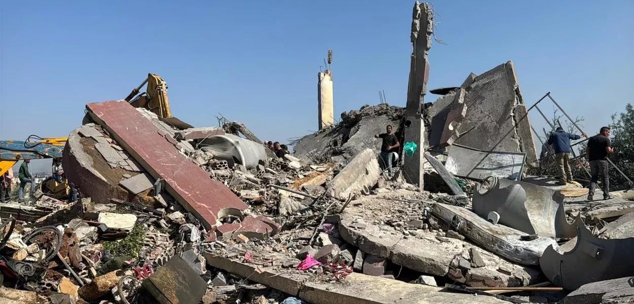 Pessoas inspecionam o local de um ataque israelense em Saksakiyeh, Líbano, 9 de maio de 2026. Foto tirada com telefone celular