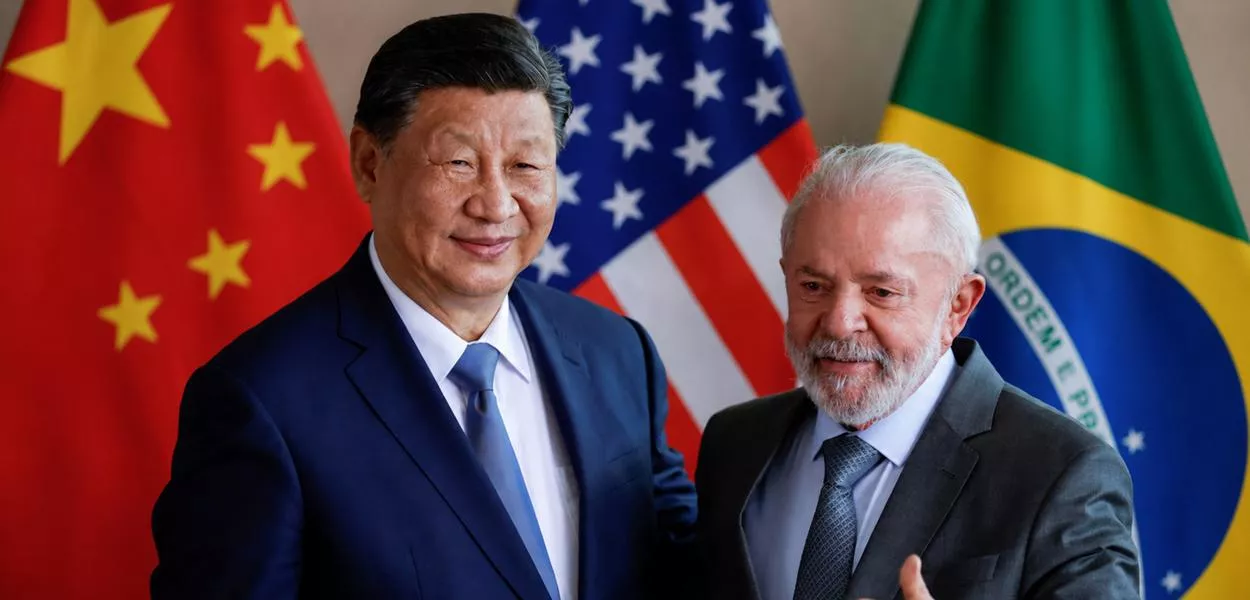 Xi Jinping, Lula, bandeiras da China, dos Estados Unidos e do Brasil