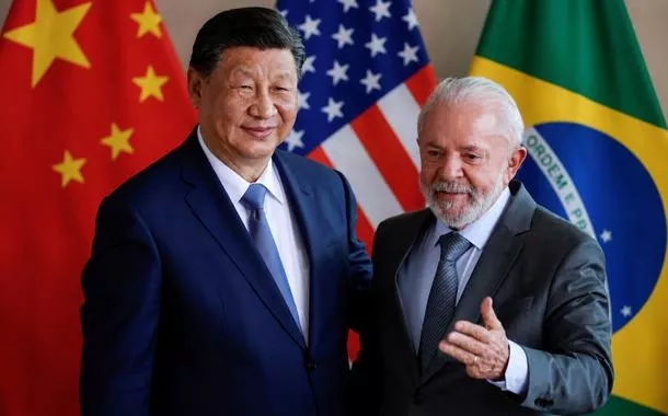 Xi Jinping, Lula, bandeiras da China, dos Estados Unidos e do Brasil