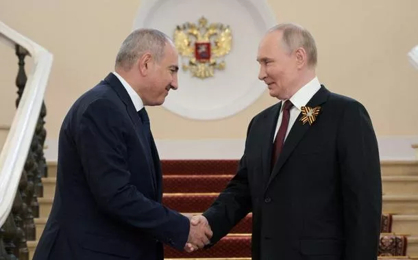 O presidente da Rússia, Vladimir Putin, cumprimenta o primeiro-ministro da Armênia, Nikol Pashinyan