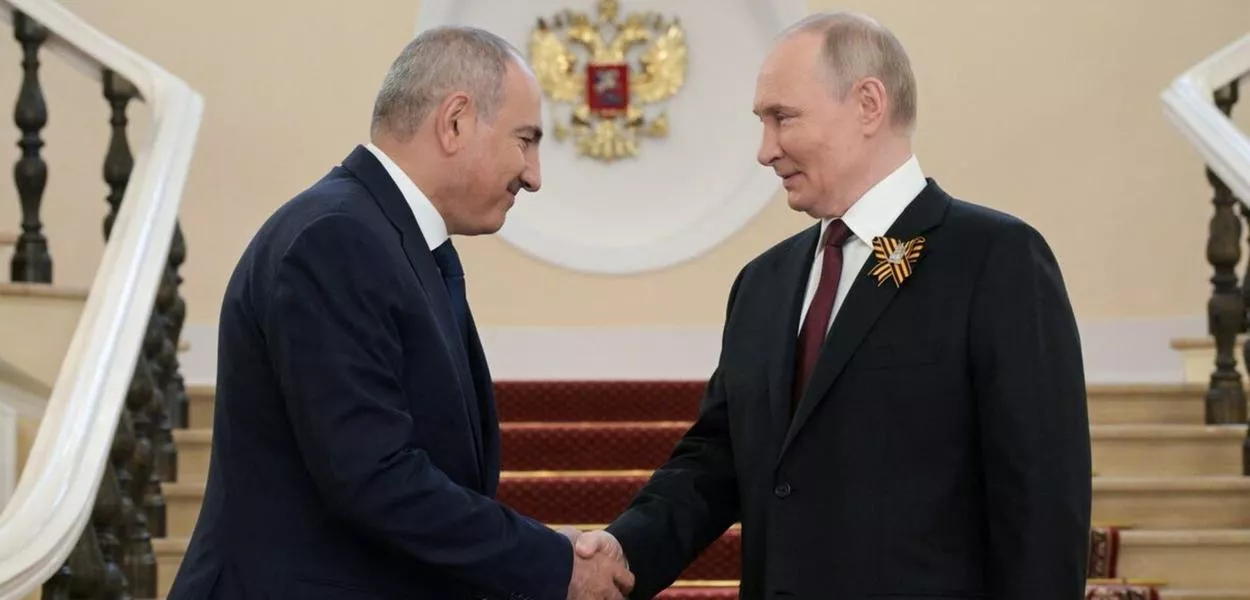 O presidente da Rússia, Vladimir Putin, cumprimenta o primeiro-ministro da Armênia, Nikol Pashinyan