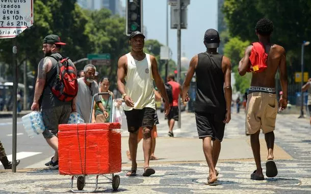 Brasileiros avaliam Brasil melhor do que estrangeiros, diz estudo