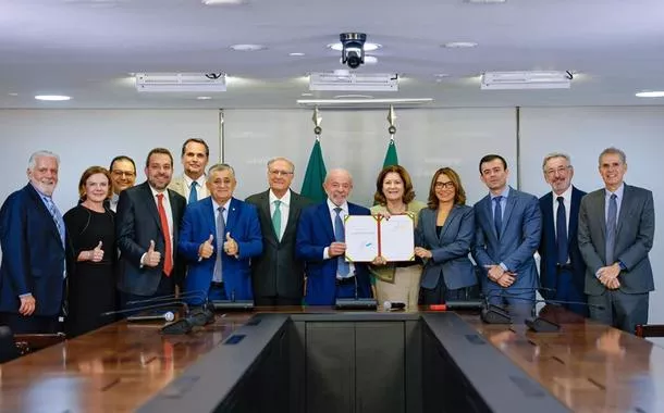 Lula assina MP para zerar imposto da taxa das blusinhas