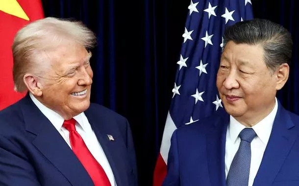 Os presidentes dos EUA, Donald Trump, e da China, Xi Jinping, durante reunião na Coreia do Sul - 30/09/2025 