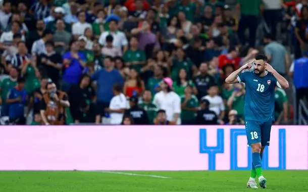 Aymen Hussein durante partida contra a Bolívia pelos playoffs da Copa do Mundo