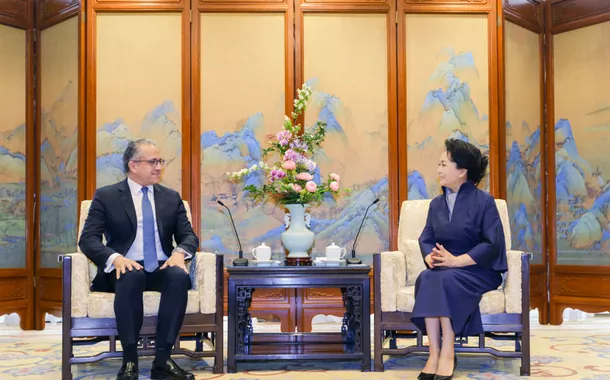 Peng Liyuan se reúne com diretor-geral da UNESCO