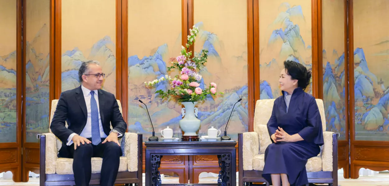 Peng Liyuan se reúne com diretor-geral da UNESCO