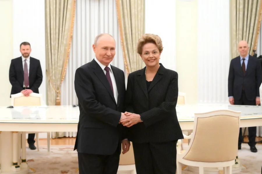 Putin recebe Dilma em reunião do Banco do Brics