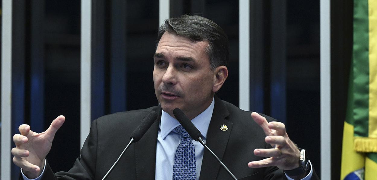 Danilo Gentili chama Flávio Bolsonaro de "lixo" após revelações sobre negociação com Vorcaro