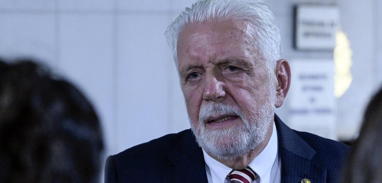 Jaques Wagner cita áudios e cobra explicações de Flávio Bolsonaro