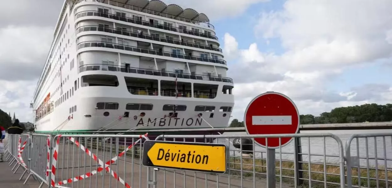 O navio de cruzeiro Ambition permanece atracado na França após autoridades locais impedirem o desembarque dos passageiros diante da suspeita de um surto de gastroenterite a bordo