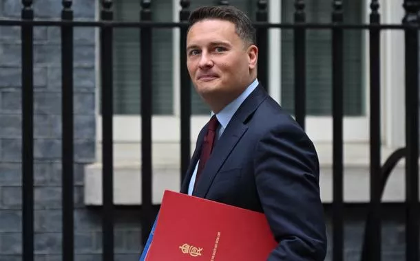 Ministro da Saúde britânico deixa cargo e amplia pressão sobre Keir Starmer no Partido Trabalhista