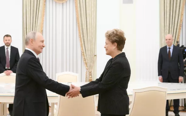 “Estou encantado em vê-la”, diz Putin, ao receber Dilma em Moscou