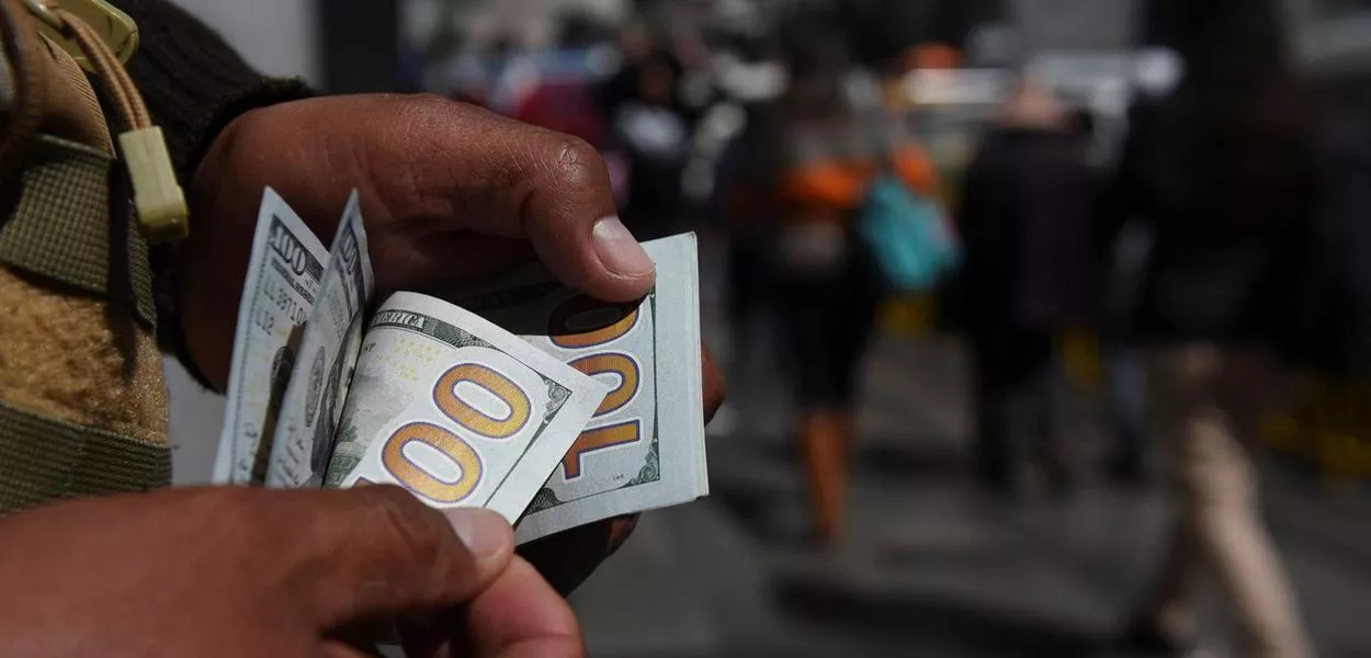 Pessoa conta notas de R$100
20 de maio de 2024
REUTERS/Claudia Morales
