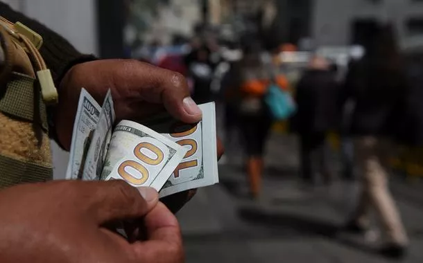 Pessoa conta notas de R$100
20 de maio de 2024
REUTERS/Claudia Morales