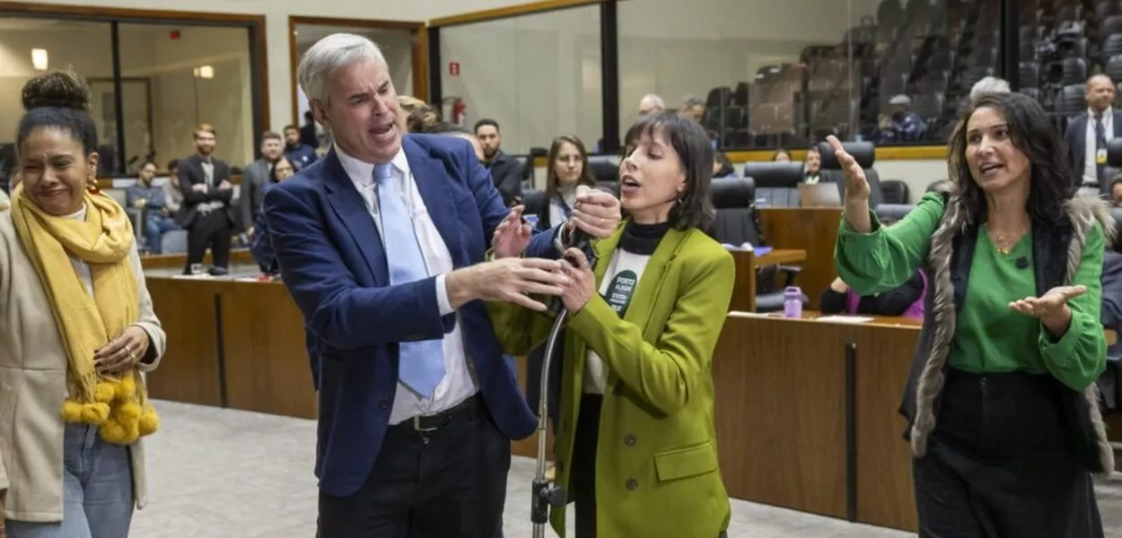 Mauro Pinheiro (PP) arrancando microfone durante fala de Juliana de Souza (PT)