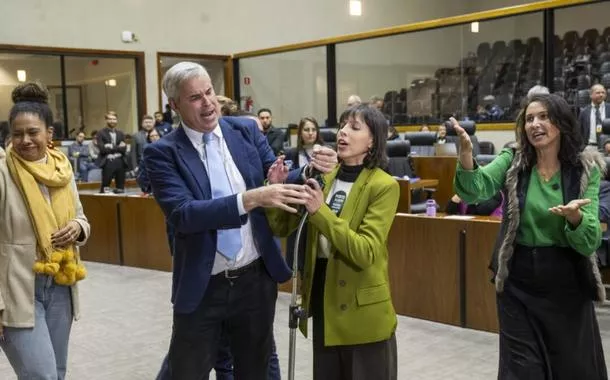 Mauro Pinheiro (PP) arrancando microfone durante fala de Juliana de Souza (PT)