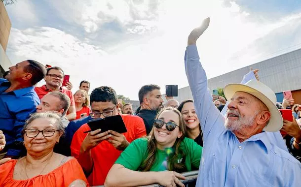 Eletrobras foi privatizada “a preço de banana”, diz Lula