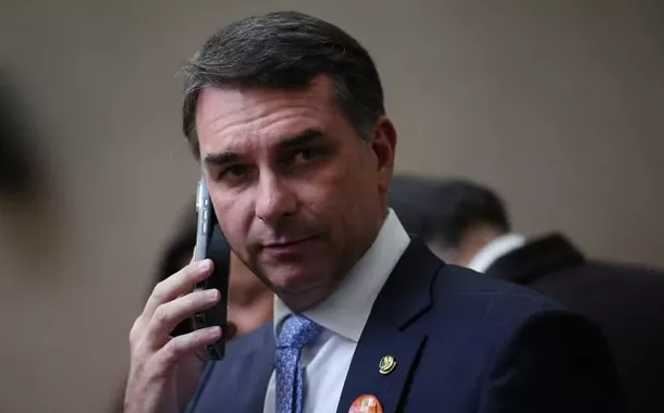 Flávio diz desconhecer origem de verba para filme de Bolsonaro
