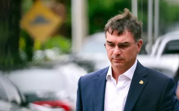 Após mentira sobre relação com Vorcaro vir à tona, Flávio agora diz que "pode vazar um videozinho"