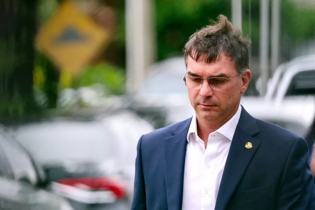 Marqueteiro de Flávio Bolsonaro deixa campanha em meio ao escândalo Dark Horse