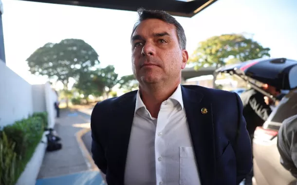 Flávio Bolsonaro diz que Zema "se precipitou" e que chapa "fica inviável do jeito que está"