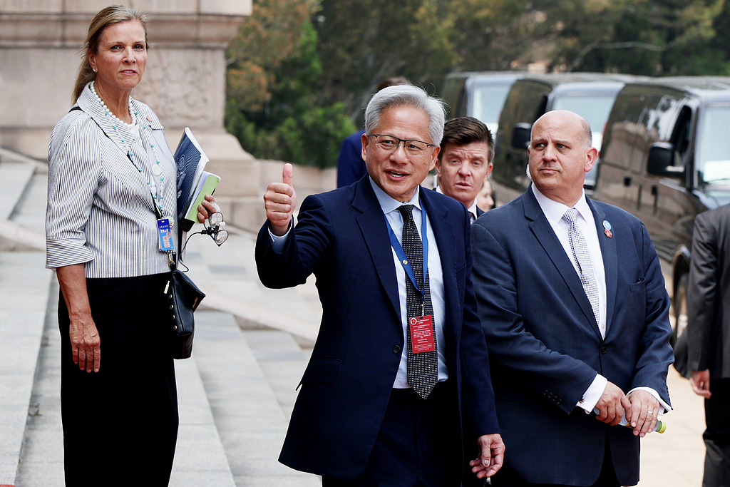 O CEO da Nvidia, Jensen Huang (C), gesticula enquanto se prepara para partir após uma cerimônia de boas-vindas no Grande Salão do Povo, em Pequim, China, em 14 de maio de 2026.