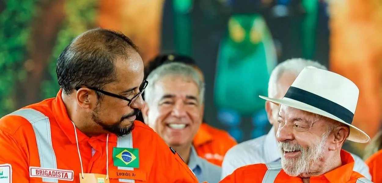 Presidente da República, Luiz Inácio Lula da Silva, durante anúncio sobre a retomada da produção de fertilizantes na Fafen-BA, na Rua Eteno – Polo Industrial de Camaçari - BA.
