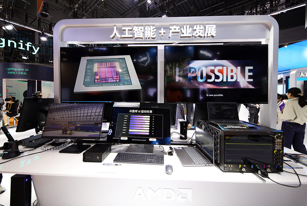 A AMD exibe seus chips semicondutores na 8ª Exposição Internacional de Importação da China em Xangai, China, em 6 de novembro de 2025.