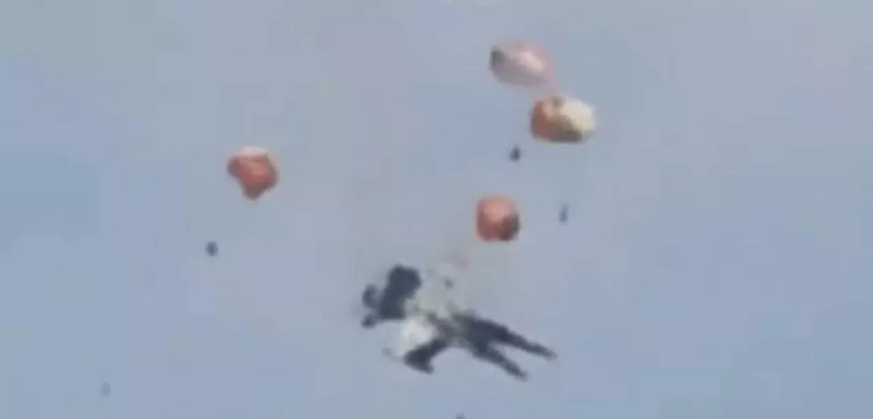 Jatos da marinha dos EUA colidem em show aéreo (vídeo)