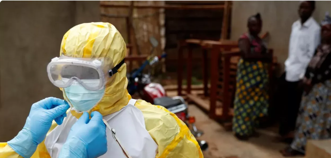 Profissionais da saúde ajustam equipamentos antes de entrar em local com suspeita de ebola na República Democrática do Congo