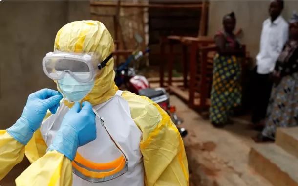 Profissionais da saúde ajustam equipamentos antes de entrar em local com suspeita de ebola na República Democrática do Congo