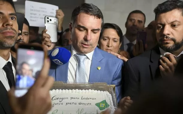 Flávio Bolsonaro já avalia recuo de candidatura presidencial após novos escândalos do Master