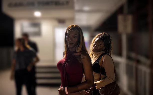 Violência, transfobia e tensão política: Benny Briolly é socorrida após agressão em shopping de Niterói
